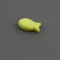 Détail perle poisson jaune avec trou horizontal pour la création de bijoux DIY. - Light jaune