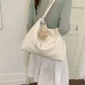 Sac cabas bandouliere femme en cuir blanc decontracte, grand sac porte epaule tendance. - Avec Pendentif / Blanc