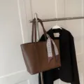 Sac cabas en cuir marron pour femme, élégant sac à bandoulière avec ruban pour le bureau. - Café