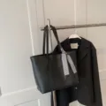 Grand sac cabas en cuir noir pour femme, sac porté épaule élégant et tendance pour le travail. - Noir