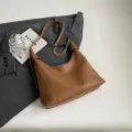 Sac à épaule marron effet litchi pour femme, cabas élégant et tendance avec chaîne dorée. - Marron
