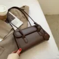 Sac à épaule élégant en cuir marron pour femmes, sac sous les bras chic avec design à rabat. - Café