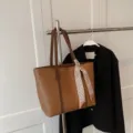 Sac cabas fourre-tout en cuir PU marron pour femme, grand sac épaule avec foulard élégant. - Marron