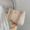 Sac à épaule matelassé blanc cassé chic avec chaîne métallique, sac élégant pour femmes. - Blanc