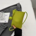 Sac bandoulière mini vert pour femmes, jolie lanière nouée pochette téléphone verticale. - Vert