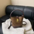 Sac seau rétro en cuir marron avec poignée et bandoulière, sac à main chic pour femme. - Tanné