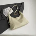 Élégant sac bandoulière hobo beige minimaliste avec bandoulière chaîne chic et cuir souple. - Blanc Cassé