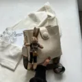 Borsa a secchiello donna chic con ampia tracolla etnica e ciondolo a forma di coniglio all'uncinetto. - con portachiavi / Bianco