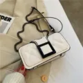 Élégant sac à bandoulière matelassé pour femme, sac croisé chic avec boucle carrée moderne. - Blanc