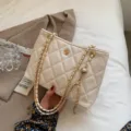 Sac à bandoulière matelassé blanc pour femme, élégant sac à main en cuir avec chaîne dorée. - Beige