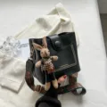 Borsa Secchiello Donna Vintage in Pelle PU Stile Coreano con Delizioso Ciondolo Coniglio - con portachiavi / Nero