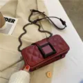 Sac à bandoulière matelassé bordeaux avec chaîne, sac croisé élégant pour femmes. - Rouge
