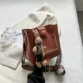Borsa a secchiello marrone retrò con grazioso ciondolo coniglio e tracolla larga donna. - con portachiavi / Marrone