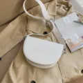 Sac bandoulière demi-lune en cuir PU blanc pour femme, sac à main tendance avec large sangle. - Blanc