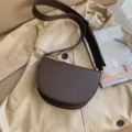 Sac bandoulière demi-lune en cuir marron foncé pour femme, élégant sac à main. - Café