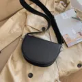 Sac à main noir minimaliste pour femme avec large bandoulière, élégant sac chic. - Noir
