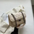 Sac à bandoulière matelassé pour femme, sac élégant avec chaîne en métal et fermoir tournant. - Blanc Cassé