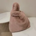 Joli sac à main peluche rose, doux sac cabas en fausse fourrure pour femme élégante. - Rose chair
