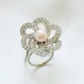 Elegante strass bloem sjaalring met parel in het midden, sprankelend mode-accessoire. - Zilver