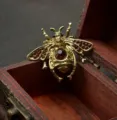 Vintage strass bij broche, antieke gouden insect speld, elegante modieuze sieraden. - Antiek Brons