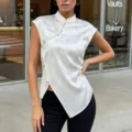 Moderne chinesische weiße Jacquard ärmellose Bluse mit Stehkragen und Perlenknöpfen. - S / Oberteile / Weiß