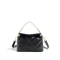 Elegante bolso bandolera acolchado negro con asa de cadena de perlas y correa ajustable. - Negro