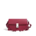Bolso cruzado pequeño de cuero rojo vino con cierre metálico y correa trenzada elegante. - Rojo rubí