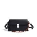 Bolso bandolera elegante de piel negra con cierre plateado y accesorio de cuerda. - Negro