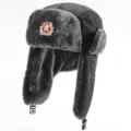 Detailansicht der Winter-Ushanka mit warmen Ohrenschützern und Sowjet-Stern-Emblem. - L (55-58cm) / Schwarz + Sowjetisches Abzeichen