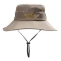 Detailaufnahme des khakifarbenen Sonnenhutes mit atmungsaktivem Mesh und verstellbarem Kinnriemen. - Dunkelbeige