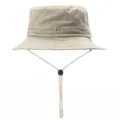 Nahaufnahme des khakifarbenen Baumwoll-Eimerhuts mit verstellbarem Kinnriemen und Kordelstopper. - 54-59cm / Beige