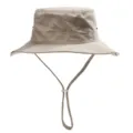 Detailansicht des beigen Baumwoll-Sonnenhuts mit breiter Krempe und verstellbarem Kinnriemen. - Beige