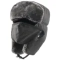Detailansicht der schwarzen Wintermütze mit weichem Kunstfellfutter und winddichter Gesichtsmaske. - Einheitsgröße / Schwarz