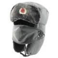 Detailansicht der grauen Winter Ushanka Mütze mit Plüschohrenklappen und sowjetischem Abzeichen. - Grau + Sowjetisches Abzeichen