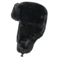 Detailansicht der schwarzen Kunstpelz-Ushanka mit dicken Ohrenklappen und praktischer Schnalle. - Einheitsgröße / Reguläre Passform / Schwarz