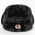 Schwarze Kunstfell Ushanka Wintermütze mit sowjetischem roten Stern Abzeichen Ohrklappen - Einheitsgröße / Schwarz + Sowjetisches Abzeichen