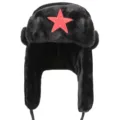 Klassische schwarze Winter-Ushanka Mütze mit rotem Stern, winddicht und warm mit Ohrenklappen. - Einheitsgröße / Aufnäher Roter Stern
