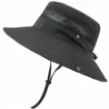 Detailansicht des schwarzen Sonnenhutes mit atmungsaktivem Mesh-Band und verstellbarem Kinnriemen. - Schwarz