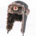 Detailansicht der Winter-Trapper-Mütze mit Sowjetstern-Abzeichen, Plüschfell und Ohrenklappen. - Einheitsgröße / Schwarz + Sowjetisches Abzeichen