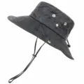 Detailansicht des schwarzen Outdoor-Fischerhuts mit Kinnriemen und Belüftungsösen. - Einheitsgröße / Schwarz Camo