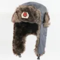 Winter winddichte Ushanka Mütze mit Ohrenklappen und sowjetischem Abzeichen für kaltes Wetter - Einheitsgröße / Grau + Sowjetisches Abzeichen