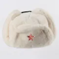 Weiße Kunstfell Uschanka Mütze für Damen Herren mit sowjetischem roten Stern Abzeichen. - Einheitsgröße / Off-White + Hammer-und-Sichel-Stern