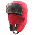 Detailansicht der verdickten winterlichen Thermowerfermuetze in Rot mit Windschutz und Ohrenklappen. - Einheitsgröße / Rot