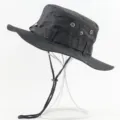 Nahaufnahme des schwarzen Outdoor Sonnenhutes mit Kinnriemen und Metall Belüftungsösen. - Einheitsgröße / Schwarz