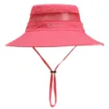 Nahaufnahme des atmungsaktiven Sommer-Fischerhuts mit Mesh-Einsatz und verstellbarem Kinnriemen. - Wassermelonenrot