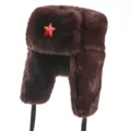 Cappello ushanka marrone invernale con stemma stella rossa, berretto caldo in pelliccia sintetica. - Caffè + Stella Rossa