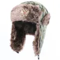 Unisex Camouflage Ushanka Wintermütze mit Kunstfell Ohrenklappen und Abzeichen. - Einheitsgröße / Grün + Doppeladler-Abzeichen