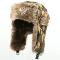 Unisex Camouflage Ushanka Mütze mit Fell Ohrenklappen und Militär Abzeichen für den Winter. - Einheitsgröße / Gelb + Doppeladler-Abzeichen