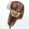 Detailansicht der digitalen Winter-Camouflage-Bombermütze mit Plüsch-Ohrenklappen und Futter. - Nur Mütze / Braunes Digitalmuster