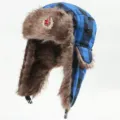 Μπλε και μαύρο καπέλο ushanka με σοβιετικό σήμα και παχιά αυτιά για εξωτερικό χώρο. - Σοβιετικό Έμβλημα / Μπλε και Μαύρο Καρό